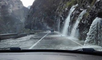 Vozači da svoju vožnju prilagode uslovima i stanju na putu