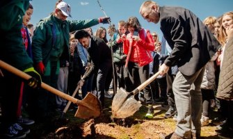 Abazović sa đacima OŠ Radojica Perović posadio park koji simboliše prihvatanje različitosti