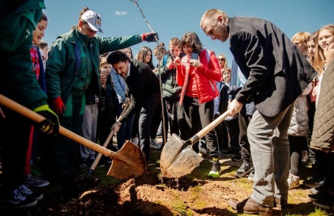 Abazović sa đacima OŠ Radojica Perović posadio park koji simboliše prihvatanje različitosti