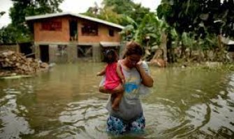 U poplavama i klizištima na Filipinima poginulo najmanje 25 osoba