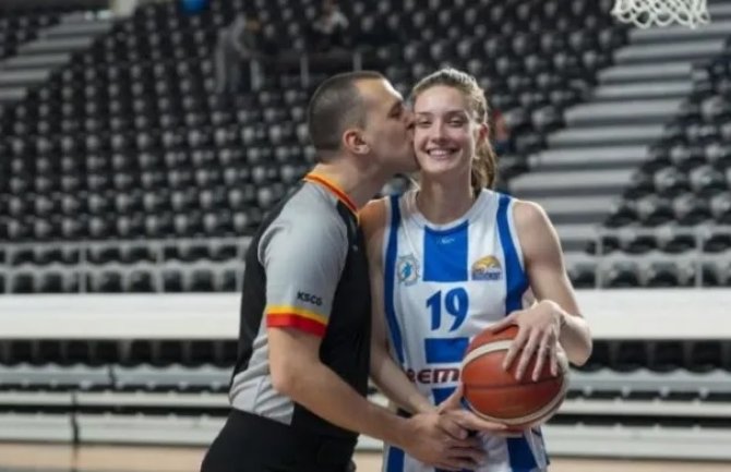 Romantičan događaj na sportskom terenu, sakrio od izabranice i da će da sudi utakmicu