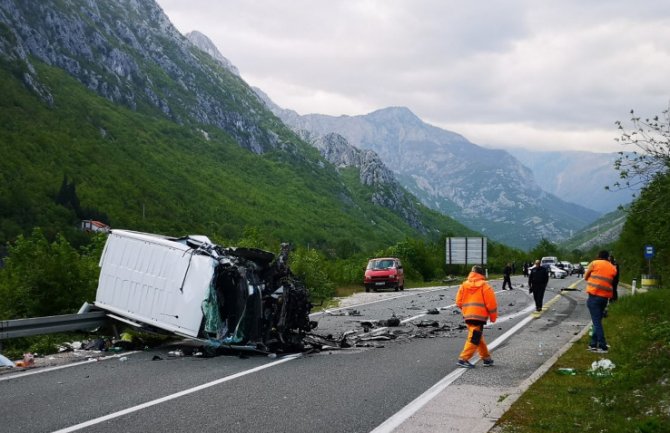 U saobraćajnoj nezgodi cistjerna puna  goriva sletjela u jezero