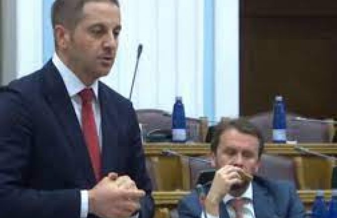 Konjević  jede plazmu dok Šehović govori