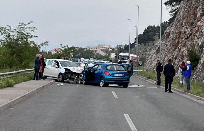 U saobraćajnoj nezgodi  dvije osobe povrijeđene