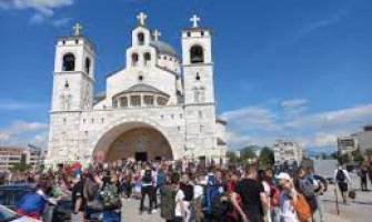 Vjernici krenuli pješke iz Podgorice na hodočašće prema Ostrogu