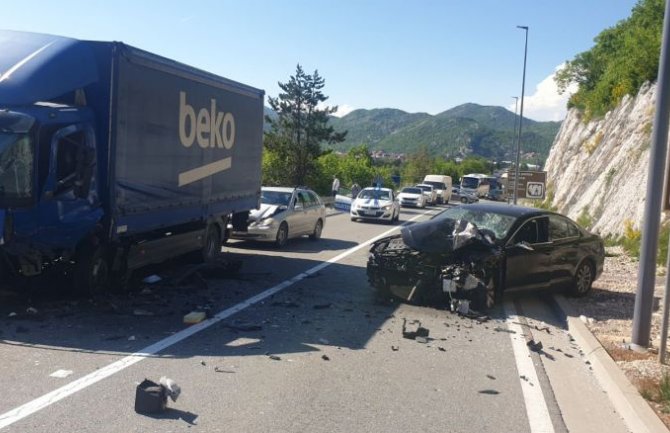 Saobraćajna nesreća na putu Cetinje - Budva, povrijeđena jedna osoba