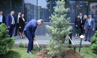 Đukanović i predsjednica Kosova zasadili drvo prijateljstva (Video)