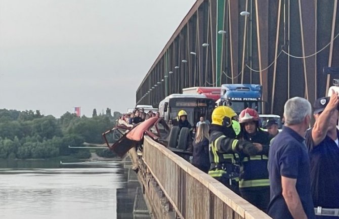 Težak udes na Pančevačkom mostu, dvije osobe stradale