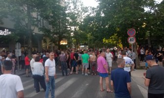 Protest u Nikšiću zbog uklanjanja zastave sa zgrade Opštine