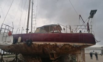 Zbog podmetanja požara na jedrilici u Baru krivično će odgovarati dva maloljetnika