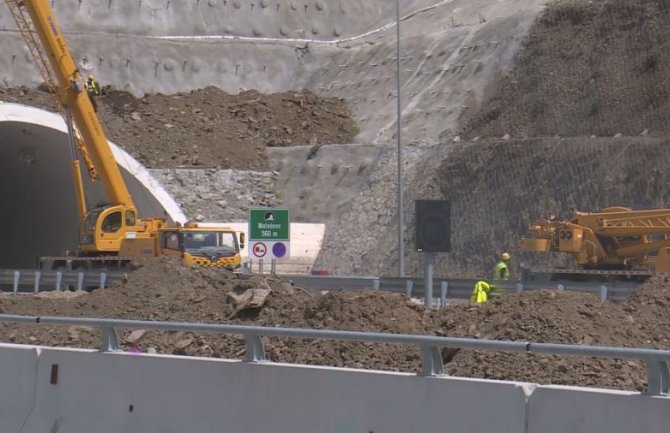 Jedna osoba poginula u tunelu na autoputu