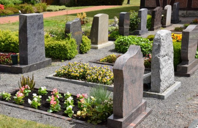 Starija žena upala u raku na groblju u Splitu