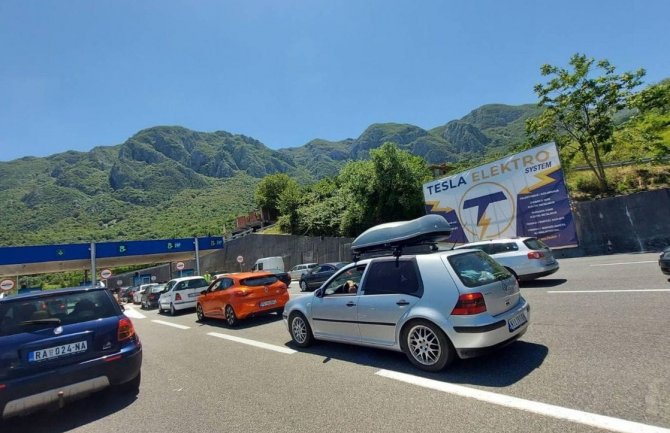 Počele vikend gužve: Sve više građana spas od vrućine traži pri moru