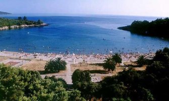 Špic sezone počeo, put do najljepše plaže u Tivtu uništen i raskopan