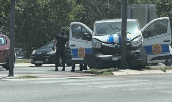 Vozilo Interventne jedinice policije udarilo u stub rasvjete