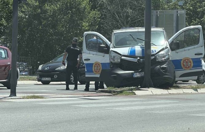 Vozilo Interventne jedinice policije udarilo u stub rasvjete