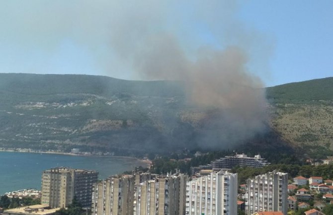 Veliki požar u Herceg Novom iznad Igala, zahvaćene dvije kuće