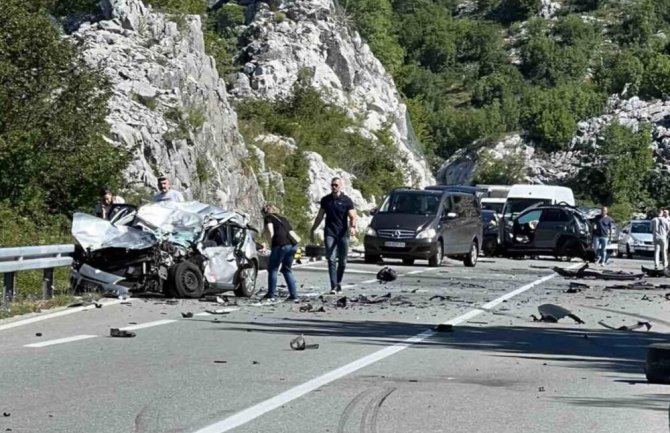 Saobraćajna nesreća na Obzovici, dvije osobe stradale