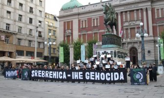 Performans Žena u crnom: Razvijen transparent „Srebrenica – ime genocida“