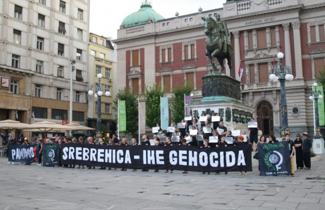 Performans Žena u crnom: Razvijen transparent „Srebrenica – ime genocida“