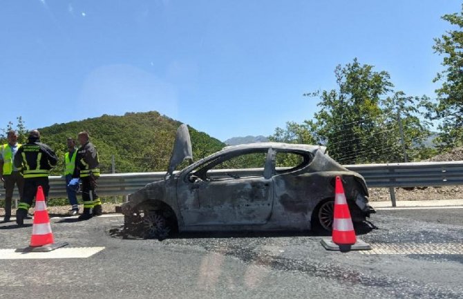 Izgorio automobil na auto-putu, uspostavljen saobraćaj