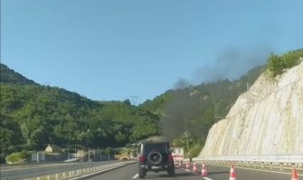 Dva auta se zapalila na autoputu, motociklisti se zaustavili u tunelu da zapale cigaretu