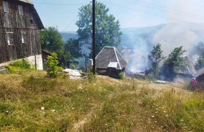 Palio sijeno, izazvao požar u kome su izgorela dva objekta