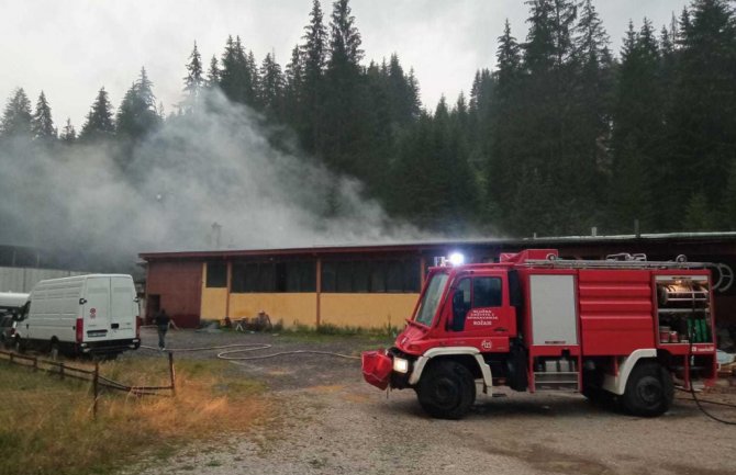 Nevrijeme praćeno grmljavinom u Rožajama: Grom zapalio hangar fabrike 