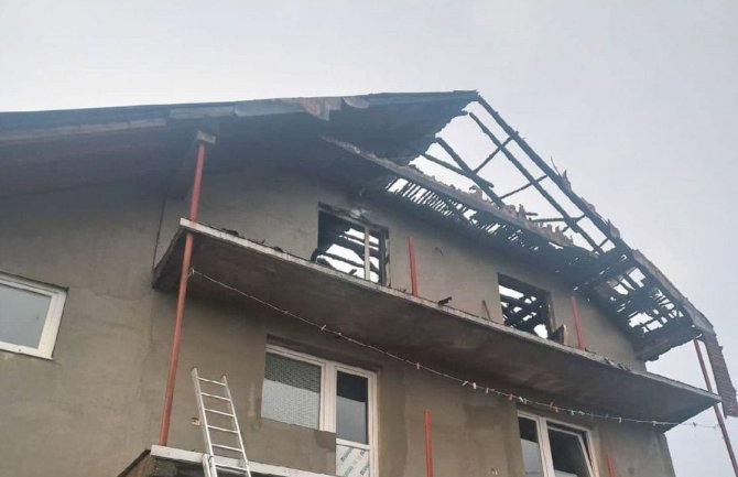 Izgorio krov kuće u Mojkovcu: Požar primijetili vatrogasci