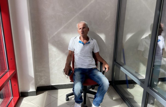 Pljevljak štrajkuje glađu u holu ministarstva