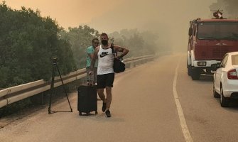 Veliki požar u Njivicama, izgorio napušten objekat, požar gasi i avion MUPa