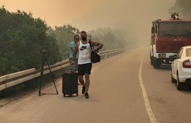 Veliki požar u Njivicama, izgorio napušten objekat, požar gasi i avion MUPa