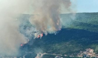 Požar iznad Njivica i dalje aktivan, životi ljudi i imovina nijesu ugroženi