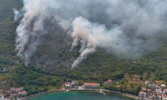 Požar u Stolivu nije pod kontrolom, u gašenju uključen helikopter