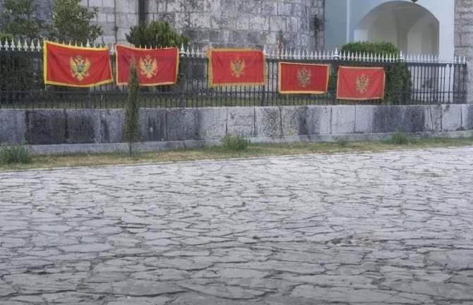 Cetinjani ponovo okačili zastave: Za svaku skinutu vratićemo dvije