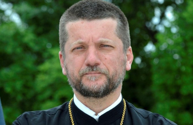 Otac Gojko: Crkva nikad neće podržavati poruke prijetnje, iako se autori kite crkvenim simbolima