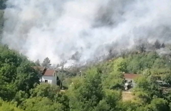Vatrogasci u Nikšiću gase požare na terenu oko Nudola