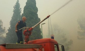 Podgorica: Gorio pomoćni objekat, bile ugrožene i kuće