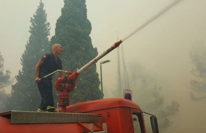 Podgorica: Gorio pomoćni objekat, bile ugrožene i kuće