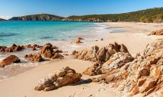 U torbama turista pronađeno 22 kg pijeska i školjki sa plaža na Sardiniji