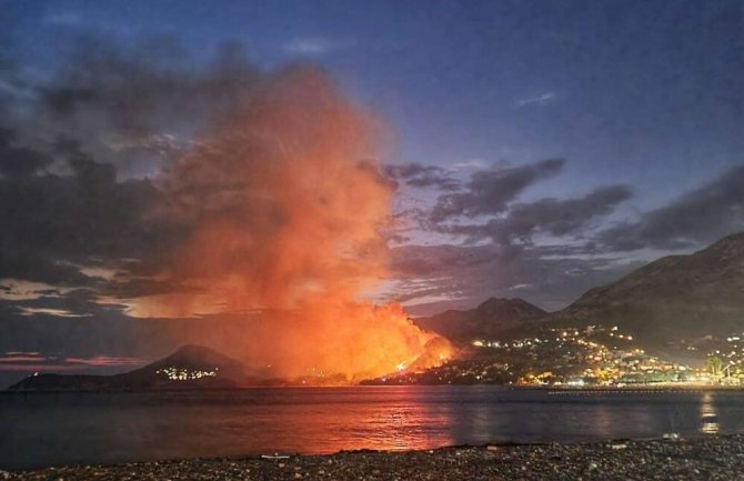 Požar iznad Bara nastavlja da se širi: Drumski saobraćaj pušten naizmjenično, željeznički i dalje u blokadi