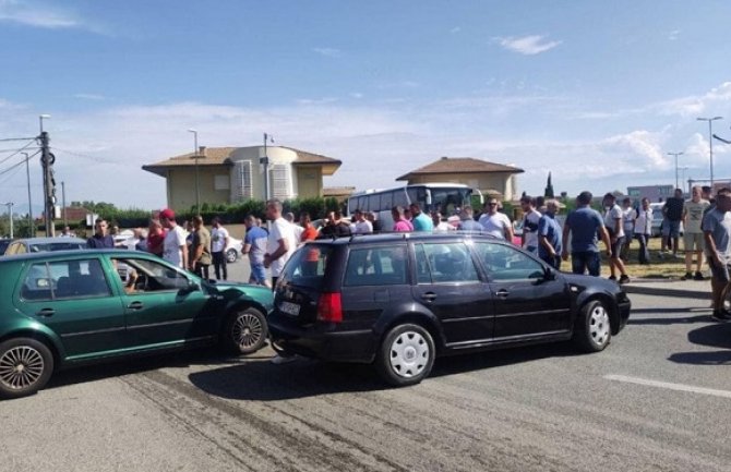 Zećani blokirali saobraćajnicu; pozivaju poslanike da dođu nakon sjednice