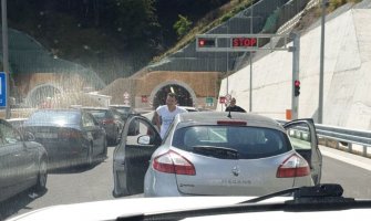 Saobraćajna nezgoda na auto-putu, povrijeđena jedna osoba