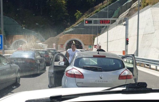 Saobraćajna nezgoda na auto-putu, povrijeđena jedna osoba