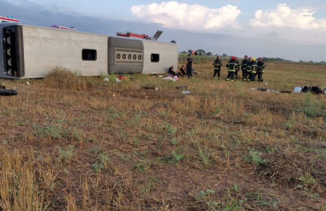 Teška saobraćajna nesreća kod Leskovca, prevrnuo se autobus, jedna osoba poginula