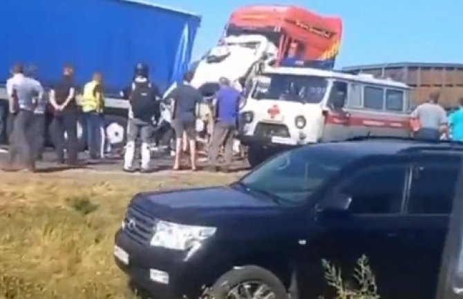 U Rusiji se sudarili minibus i kamion: Poginulo najmanje 15 ljudi, svi su državljani Kazahstana