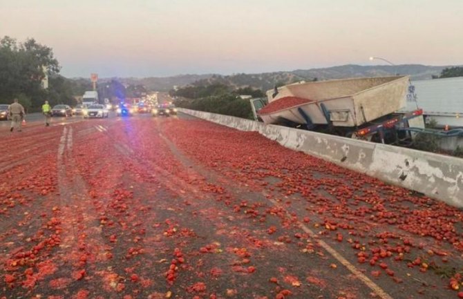 Kalifornija: Na auto-put se prosule tone paradajza, izazvano sedam sudara