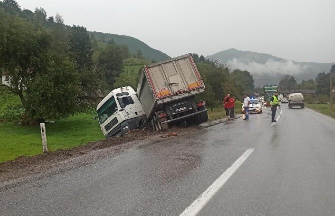 Kamion iskliznuo sa kolovoza kod mjesta Ravna Rijeka