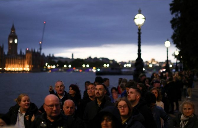 Cijela Velika Britanija minutom ćutanja odala poštu kraljici Elizabeti