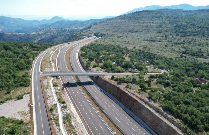 AMS: Saobraćaj je umjerenog intenziteta,obavlja se po suvim kolovozima.